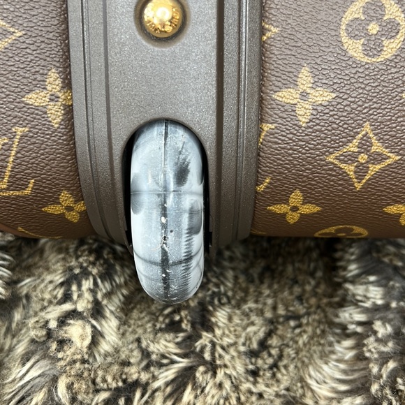 Louis Vuitton suitcase with wheels - Picture 6 of 16